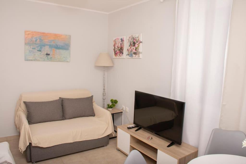 Anadora 2: Hospitable Stone House With Yard Appartement Alexandroupolis Buitenkant foto